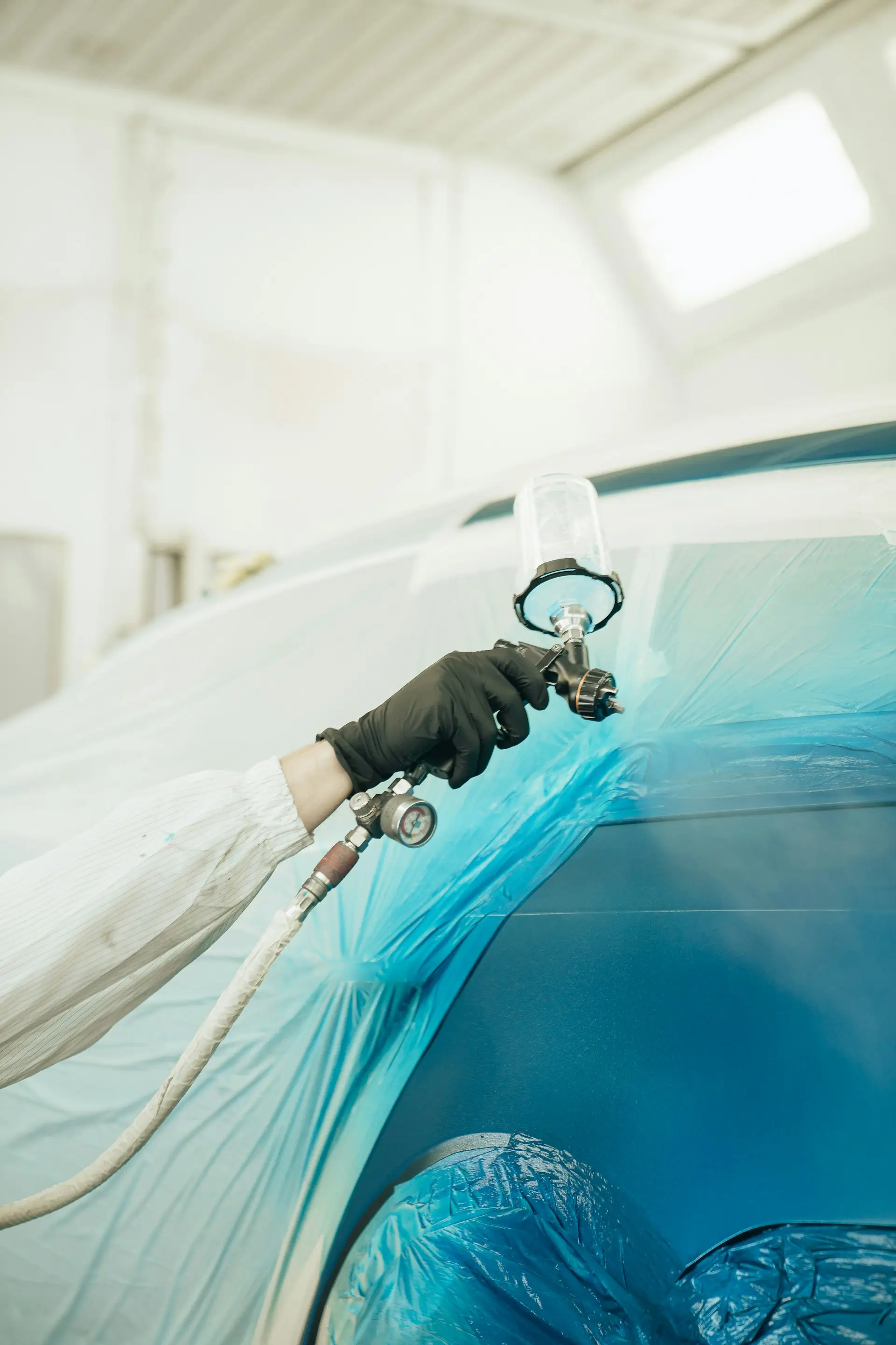 Illustration : application de peinture au pistolet sur une carrosserie
