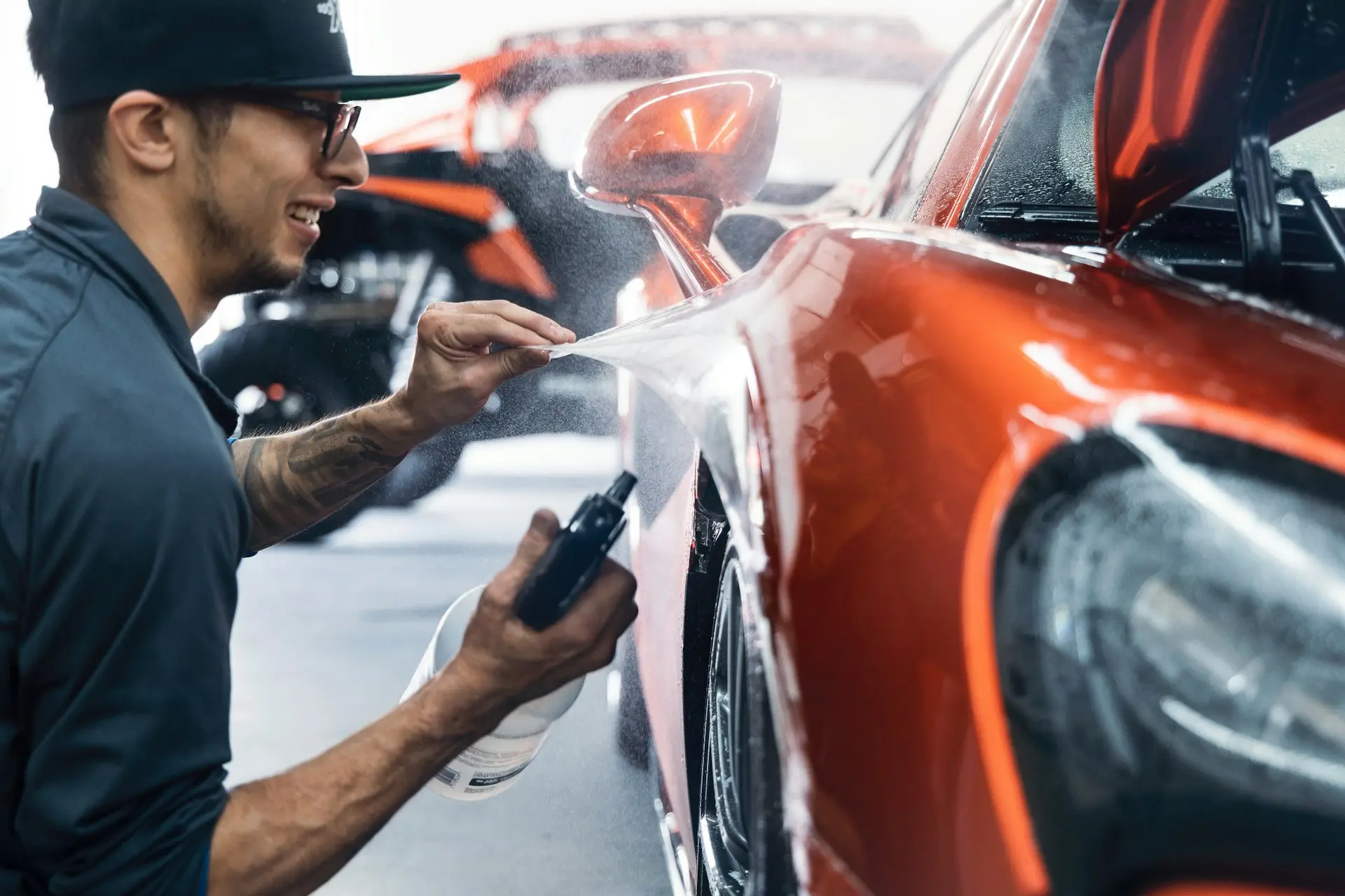 Illustration : carrosserie orange en cours de polissage