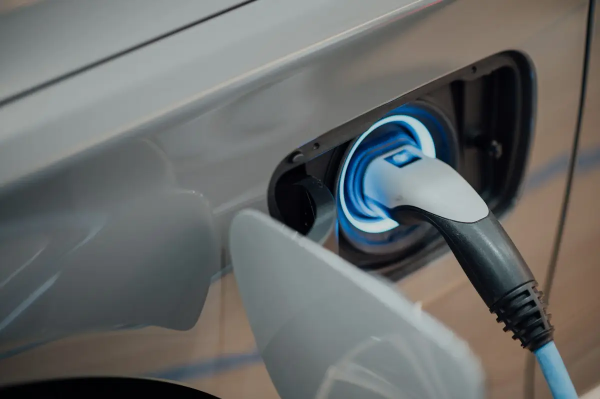 Illustration : câble de recharge branché sur un véhicule électrique