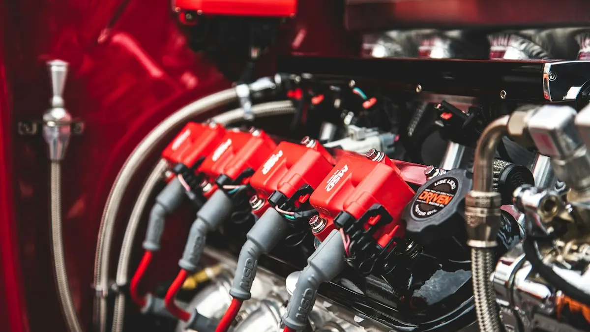 Illustration : rampe d’injection et connecteurs rouges sur un moteur